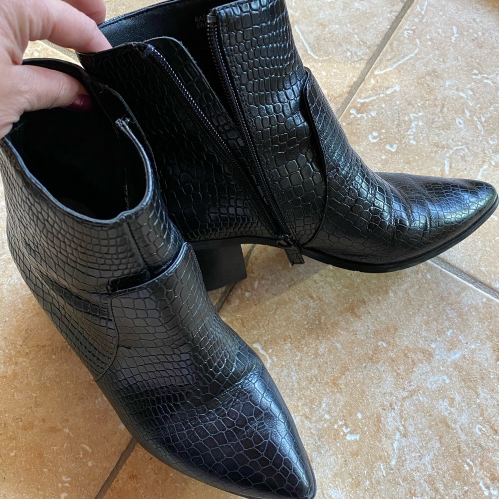 TAHARI Boots